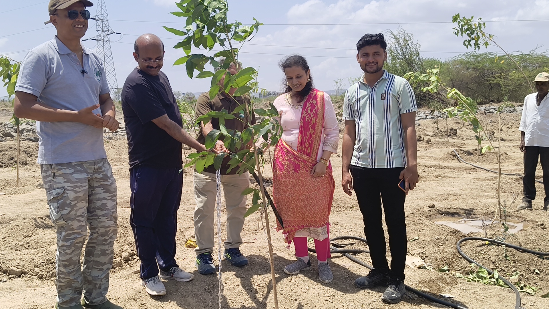 हडपसरमध्ये हरितक्रांतीची नवी आशा; ‘युथ ट्रान्सफॉर्मेशन’ आणि ‘आनंदवन फाउंडेशन’चा स्तुत्य उपक्रम ,जागतिक पर्यावरण दिन: पुण्यात ७०० रोपांची लागवड, पुढील ३ वर्षे संगोपनाचीही जबाबदारी!